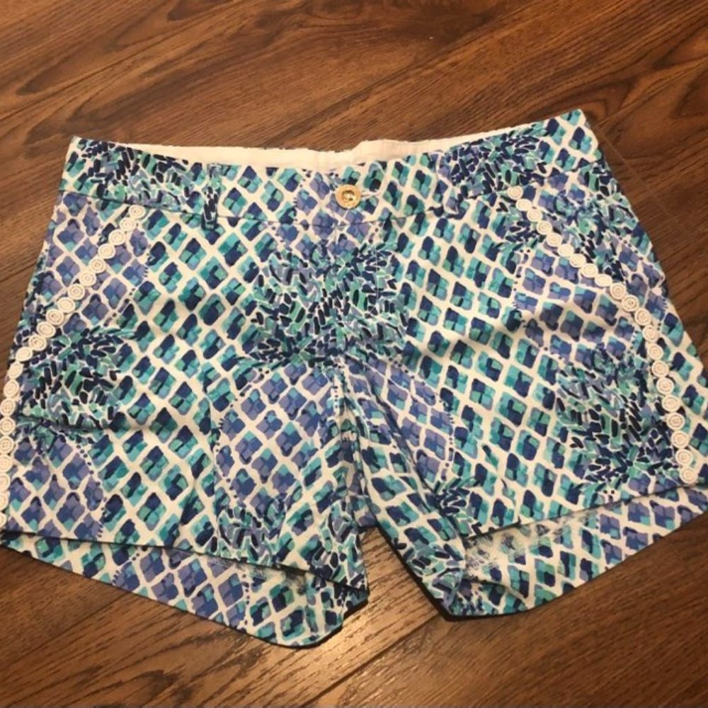 EUC Lilly Pulitzer Callahan Pineapple Shorts Size 8, 5 inch inseam